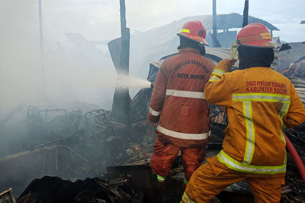 Belum diketahui penyebab kebakaran tersebut, sementara petugas terus melakukan pendinginan di lokasi. 