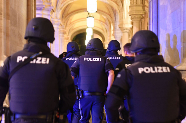 Polisi bersenjata lengkap diturunkan di dekat opera dekat sinagoge di Wina tengah, Austria, setelah penembakan terjadi pada Senin, 2 November 2020 waktu setempat.