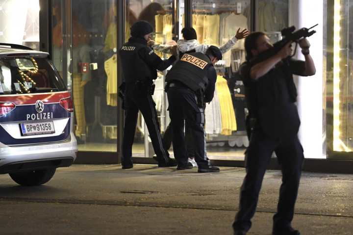 Sedikitnya dua orang meninggal dunia dalam penembakan yang terjadi di enam lokasi berbeda di Wina, Austria, Senin, 2 November 2020 waktu setempat.