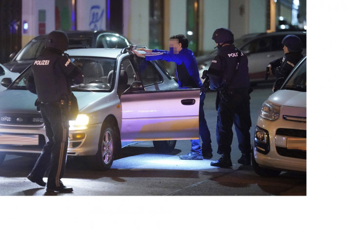 Polisi Wina mengatakan dalam sebuah posting Twitter bahwa ada enam lokasi penembakan berbeda dengan satu orang meninggal dan beberapa terluka, serta satu tersangka ditembak mati oleh petugas polisi