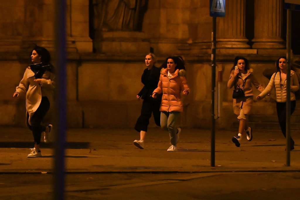 Penembakan dimulai di Seitenstettengasse, hanya beberapa jam sebelum Austria memberlakukan lockdown untuk memperlambat penyebaran covid-19. 