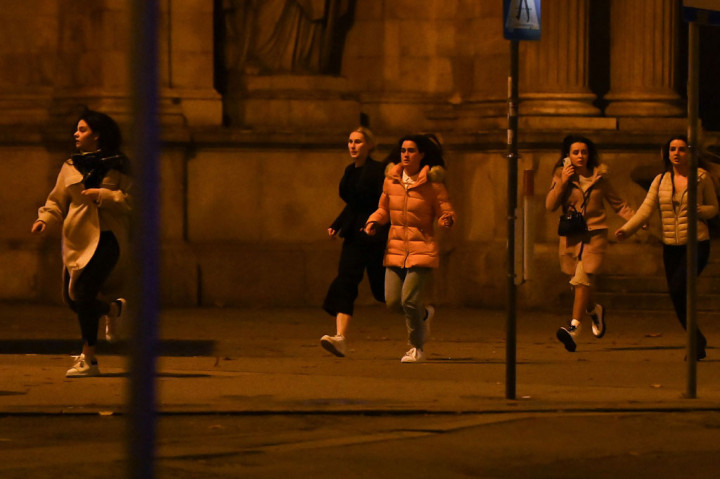 Penembakan dimulai di Seitenstettengasse, hanya beberapa jam sebelum Austria memberlakukan lockdown untuk memperlambat penyebaran covid-19. 