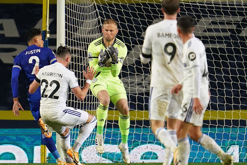 Tuan rumah langsung menggebrak dan nyaris unggul di menit-menit awal pertandingan lewat Patrick Bamford. Sayang sundulan jarak dekat striker Leeds tersebut langsung mengarah ke kiper Leicester Kasper Schmeichel.