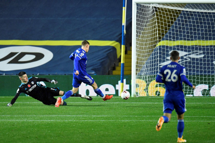 Sebaliknya, Leicesterlah yang melakukan start sempurna di menit ketiga. Sebuah back-pass buruk dari Robin Koch dicegat oleh Jamie Vardy dan kemudian melewati kiper Illan Meslier, sebelum diteruskan ke Harvey Barnes untuk menjebol gawang yang kosong.