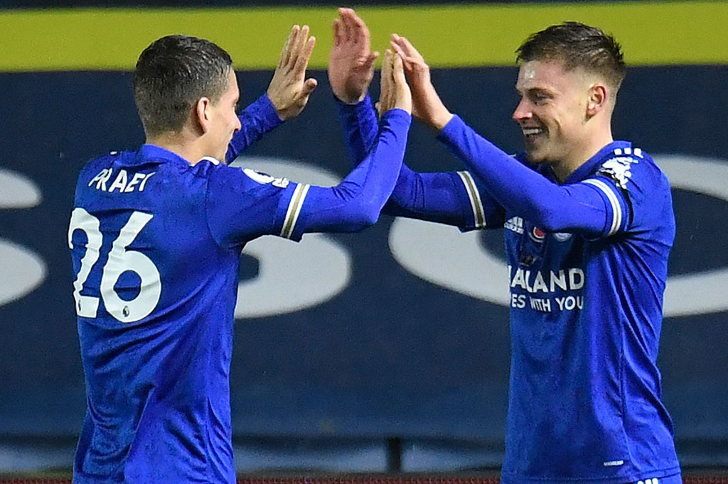 Harvey Barnes melakukan selebrasi bersama Dennis Praet usai menjebol gawang tuan rumah.
