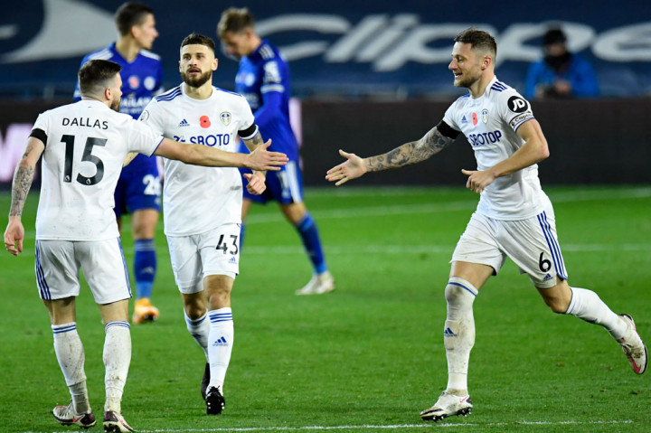 Leeds tampil menekan setelah turun minum dan memperkecil ketertinggalan pada menit ke-47 ketika umpan silang dari Stuart Dallas melewati kotak yang penuh sesak dan masuk ke sudut jauh gawang Leicester. Skor menjadi 1-2.