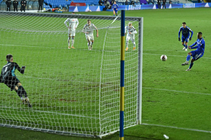 Gelandang Belgia Tielemans mencetak gol keempat untuk tim tamu dengan tendangan penalti pada menit-menit akhir pertandingan setelah pelanggaran Mateusz Klich terhadap Maddison.