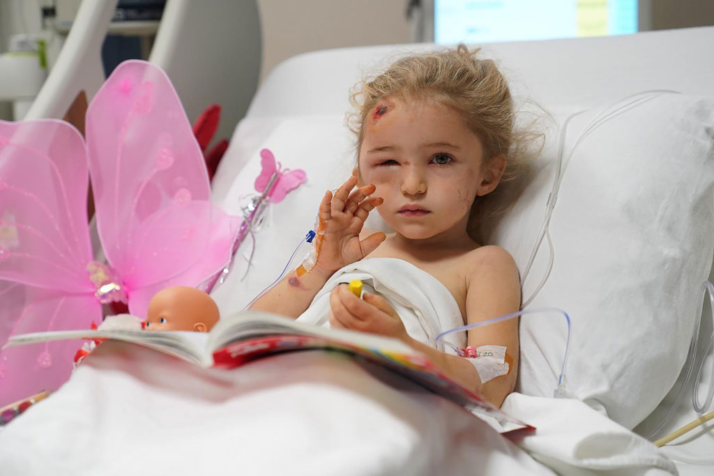 Salah satu korban, Elif Perincek yang berusia tiga tahun diselamatkan 65 jam setelah gempa berkekuatan 7,0 itu. Tim penyelamat menarik anak perempuan tersebut keluar dari puing-puing bangunan dan membawanya ke ambulans dengan menggunakan tandu.