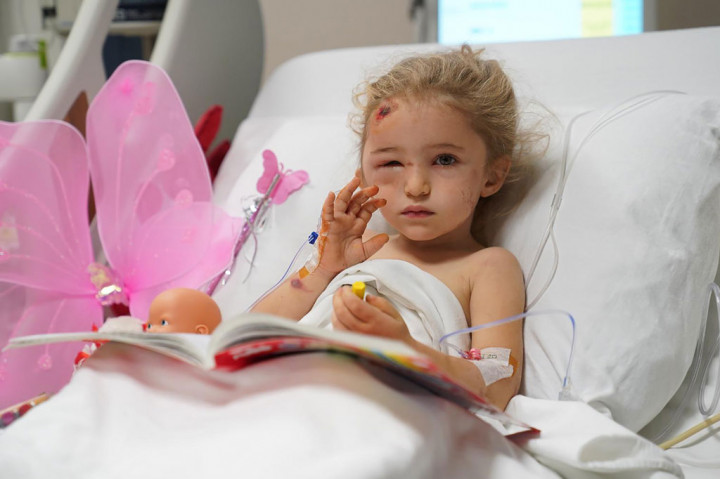Salah satu korban, Elif Perincek yang berusia tiga tahun diselamatkan 65 jam setelah gempa berkekuatan 7,0 itu. Tim penyelamat menarik anak perempuan tersebut keluar dari puing-puing bangunan dan membawanya ke ambulans dengan menggunakan tandu.