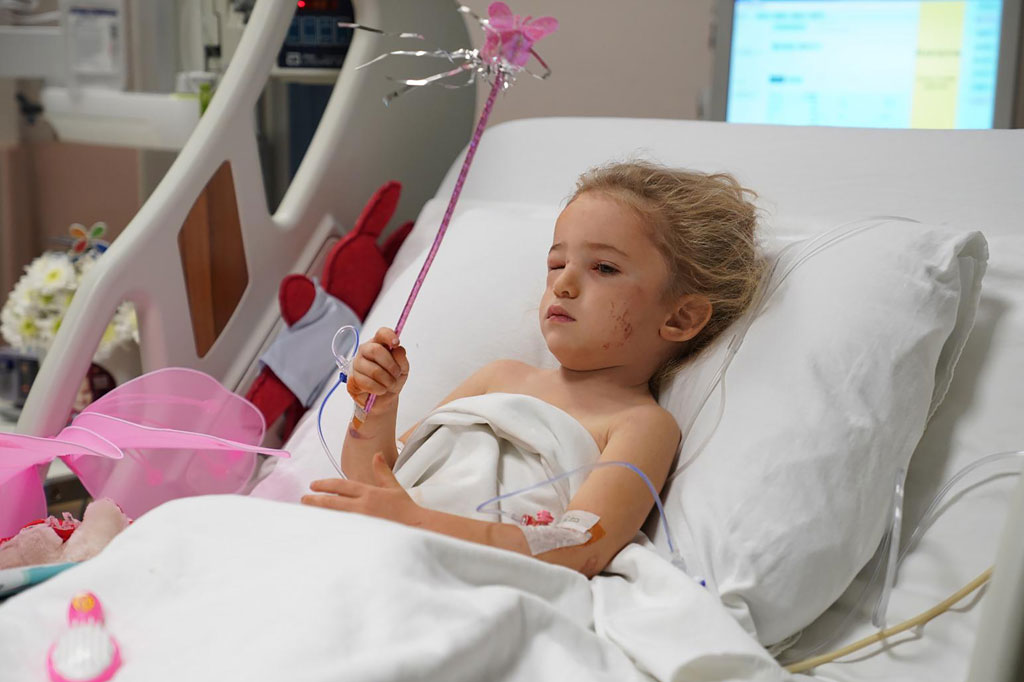 Beberapa jam kemudian, televisi pemerintah Turki menayangkan gambar gadis itu, mata kanannya memar, melambai ke kamera dari ranjang rumah sakit. Sementara sebuah boneka bertumpu pada dadanya.