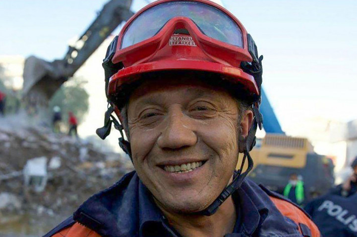 Muammer Celik, seorang petugas pemadam kebakaran yang menemukan dan menyelamatkan Elif, mengatakan kepada AFP dia mengira balita itu sudah meninggal ketika dia melihatnya berbaring telentang, tertutup debu putih.