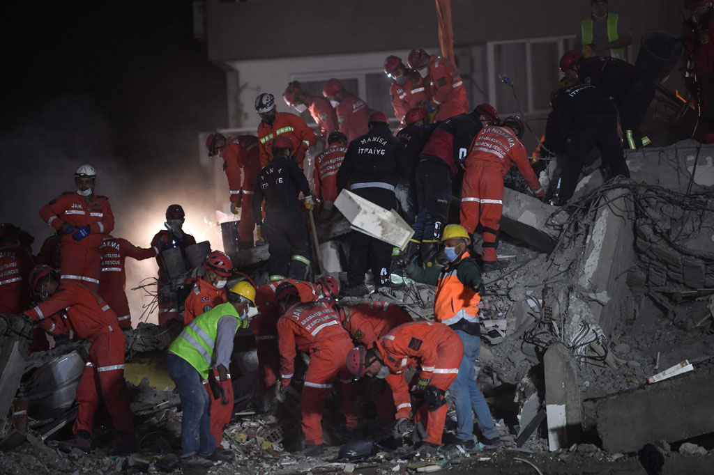 Tim penyelamat berhasil mengevakuasi dua anak dari reruntuhan di sebuah kota di Turki pada Senin, 2 November 2020. Hal tersebut memberikan harapan setelah hampir tiga hari gempa kuat melanda Laut Aegea, menewaskan 94 orang dan menghancurkan puluhan bangunan.