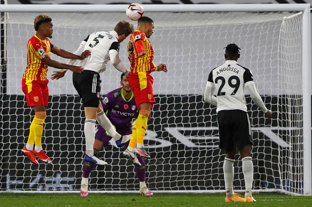 Fulham mendominasi paruh pertama. Namun tim tamu hampir unggul terlebih dahulu lewat tandukan Karlan Grant. Sayang bola masih melambung.