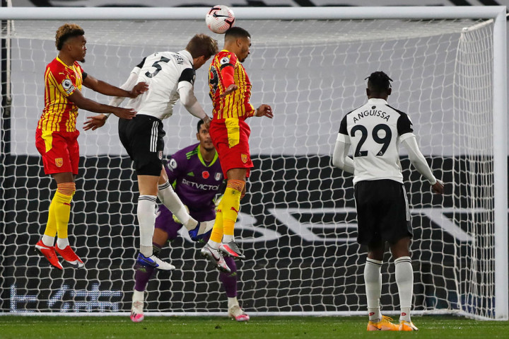 Fulham mendominasi paruh pertama. Namun tim tamu hampir unggul terlebih dahulu lewat tandukan Karlan Grant. Sayang bola masih melambung.