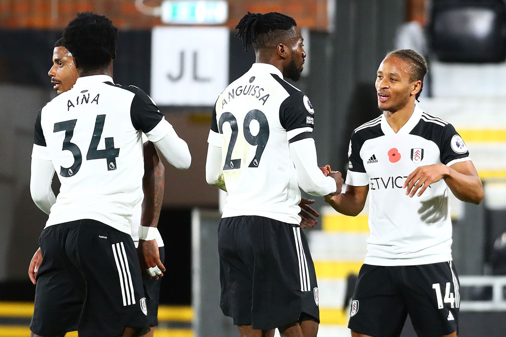 Decordova-Reid (kanan) melakukan selebrasi bersama rekan-rekan setimnya usai mencetak gol pembuka bagi timnya.