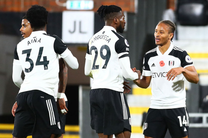 Decordova-Reid (kanan) melakukan selebrasi bersama rekan-rekan setimnya usai mencetak gol pembuka bagi timnya.