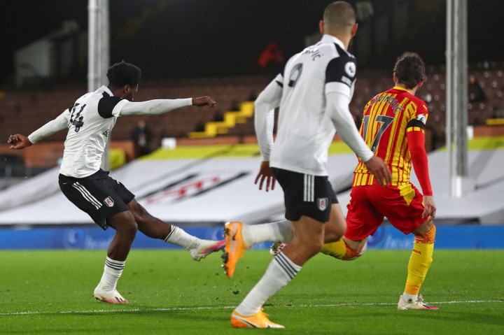 Bek kanan Ola Aina, pemain pinjaman Fulham dari klub Serie A Torino, menggandakan keunggulan tuan rumah empat menit kemudian dengan gol spektakuler lewat tendangan geledek dengan kaki kiri dari jarak 18 meter yang menembus pojok atas gawang lawan.