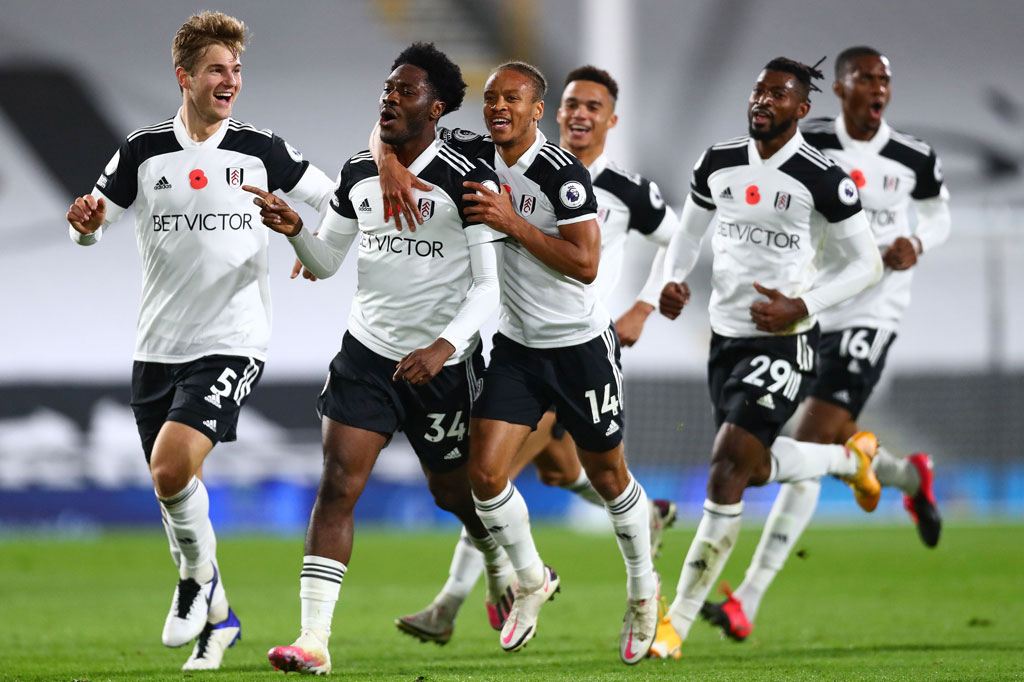 Ola Aina (kedua kiri) meluapkan kegembiraan bersama rekan-rekan setimnya.