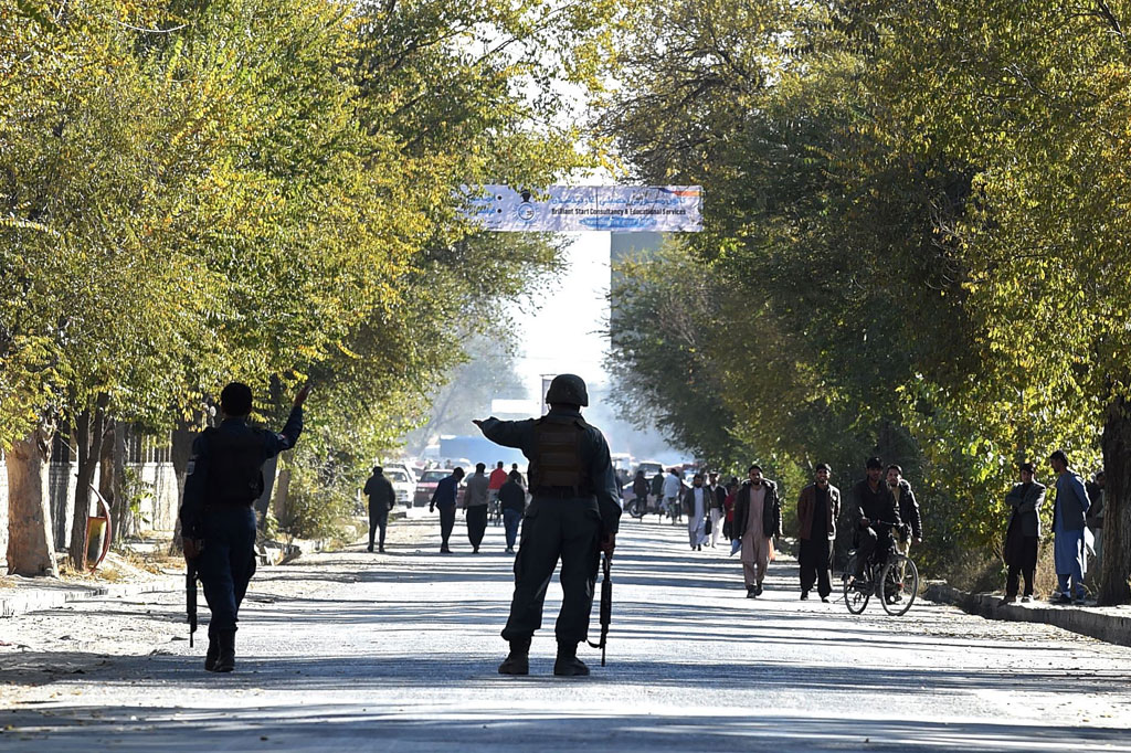 Kementerian kesehatan menyatakan tiga penyerang menewaskan sedikitnya 22 orang, termasuk sejumlah mahasiswa, dan melukai 22 lainnya sebelum pasukan keamanan Afghanistan menembak mati para pelaku.