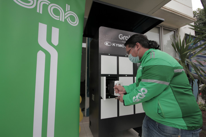 Grab Powered by Kymco Hadirkan Stasiun Penukaran Baterai Kendaraan Listrik Umum (SPBKLU) di Kantor PLN UP3 Cikokol Tangerang sebagai Bagian Dukungan Usaha Pemerintah dalam Memasyarakatkan Kendaraan Berbasis Listrik di Indonesia.  