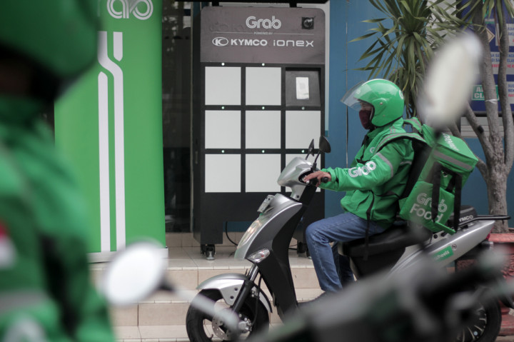 Mitra Pengemudi maupun Pengantaran Grab dapat melakukan penukaran baterai motor listrik di SPBKLU, Grab Powered by Kymco yang berlokasi di Kantor PLN UP3 Cikokol Tangerang.