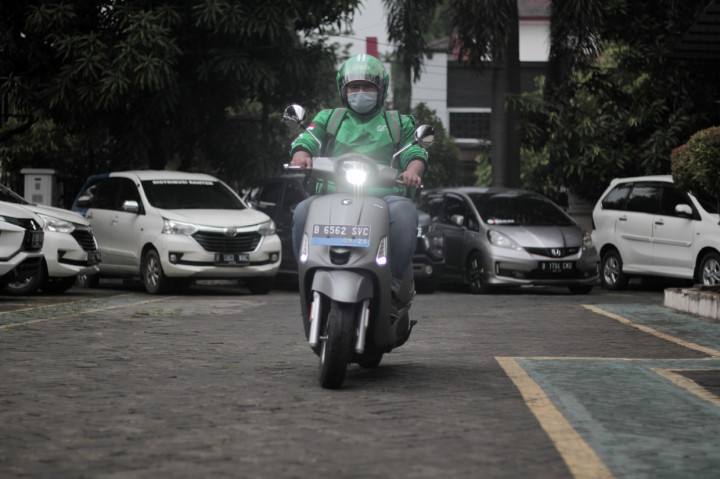 Mitra Pengemudi maupun Pengantaran Grab mengendarai motor listrik untuk menuju SPBKLU, Grab Powered by Kymco yang berlokasi di Kantor PLN UP3 Cikokol Tangerang.