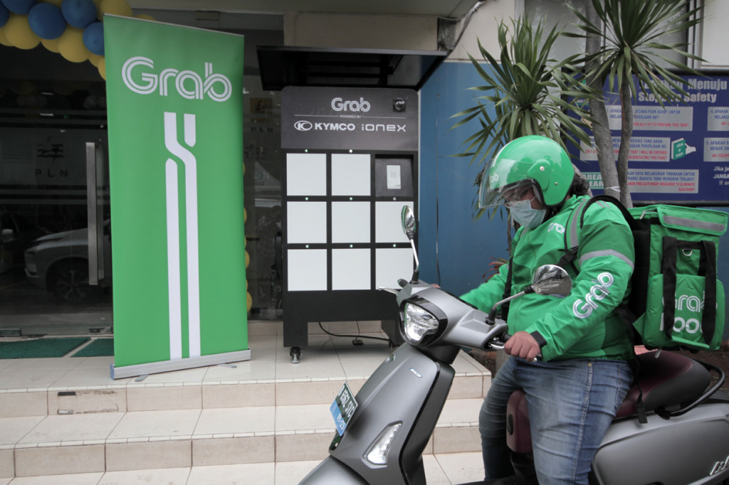 Untuk dapat menukar baterai kendaraan listriknya, mitra pengemudi dapat mengunjungi Stasiun Penukaran Baterai Kendaraan Listrik Umum (SPBKLU), Grab Powered by Kymco yang berlokasi di Kantor PLN UP3 Cikokol Tangerang atau di SPBKLU lainnya.