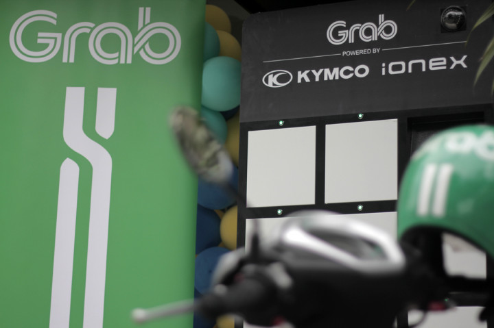 Stasiun Penukaran Baterai Kendaraan Listrik Umum (SPBKLU), Grab Powered by Kymco yang berlokasi di  Kantor PLN UP3 Cikokol Tangerang.