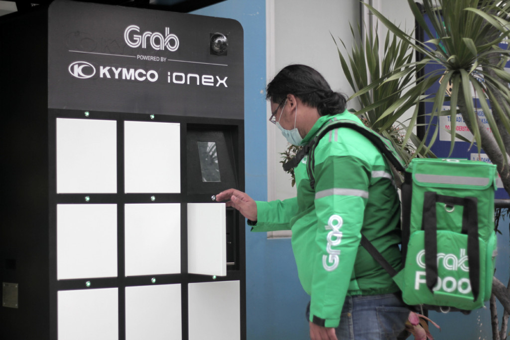 Mitra Pengemudi maupun Pengantaran Grab yang menggunakan kendaraan listrik dapat menukar baterai kendaraan listrik di salah satu panel yang ada di SPBKLU.