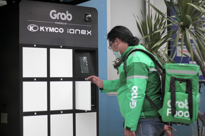 Mitra Pengemudi maupun Pengantaran Grab yang menggunakan kendaraan listrik dapat menukar baterai kendaraan listrik di salah satu panel yang ada di SPBKLU.