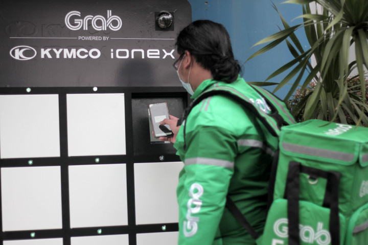 Untuk dapat melakukan penukaran, Mitra Pengemudi maupun Pengantaran Grab harus melakukan scan barcode menggunakan handphone mereka.