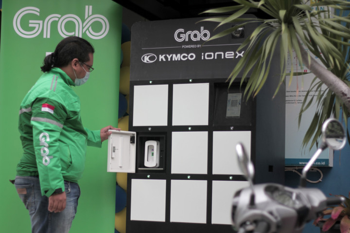 Stasiun Penukaran Baterai Kendaraan Listrik Umum (SPBKLU), Grab Powered by Kymco yang berlokasi di  Kantor PLN UP3 Cikokol Tangerang.