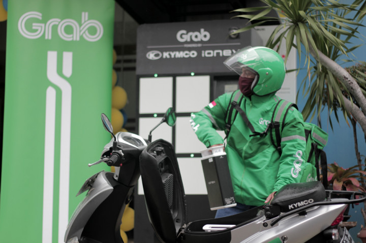 Mitra Pengemudi maupun Pengantaran Grab yang menggunakan kendaraan listrik dapat mengeluarkan baterai kendaraan listrik yang sudah akan habis dayanya untuk ditukar dengan baterai motor listrik baru di  SPBKLU, Grab Powered by Kymco di Kantor PLN UP3 Cikokol Tangerang.