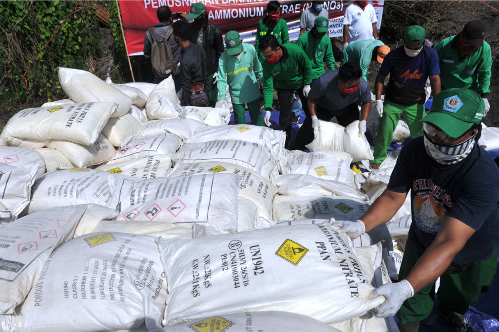Petugas memusnahkan barang rampasan negara berupa amonium nitrat (NH4NO3) di kawasan Pantai Biaung, Denpasar, Bali.