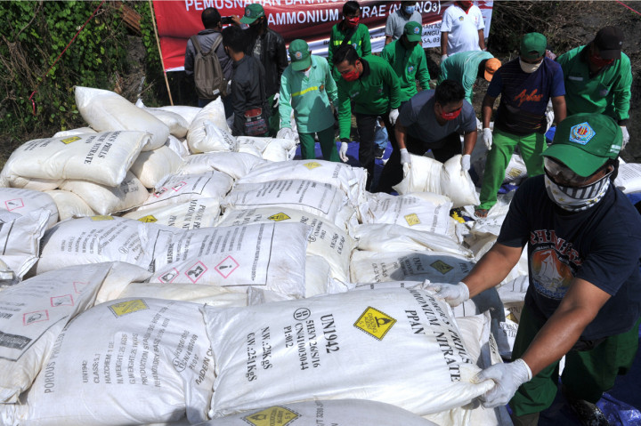 Petugas memusnahkan barang rampasan negara berupa amonium nitrat (NH4NO3) di kawasan Pantai Biaung, Denpasar, Bali.