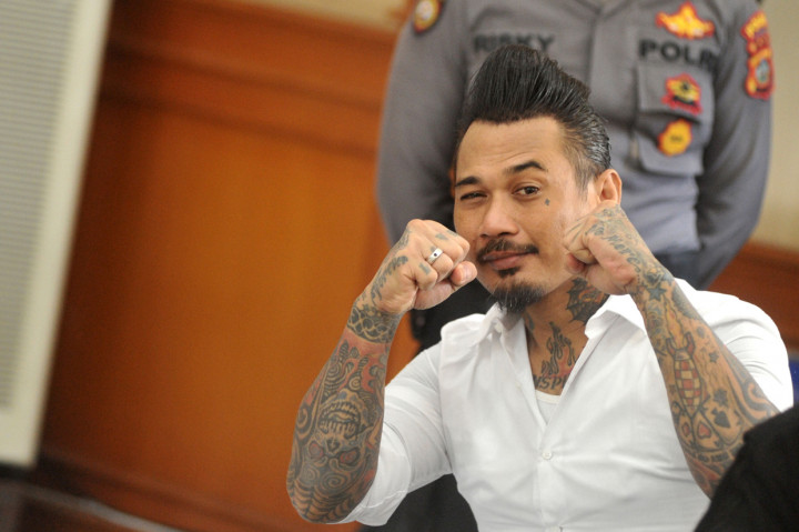 Drummer Superman is Dead I Gede Ari Astina alias Jerinx berpose sebelum menjalani sidang tuntutan di Pengadilan Negeri Denpasar, Bali.