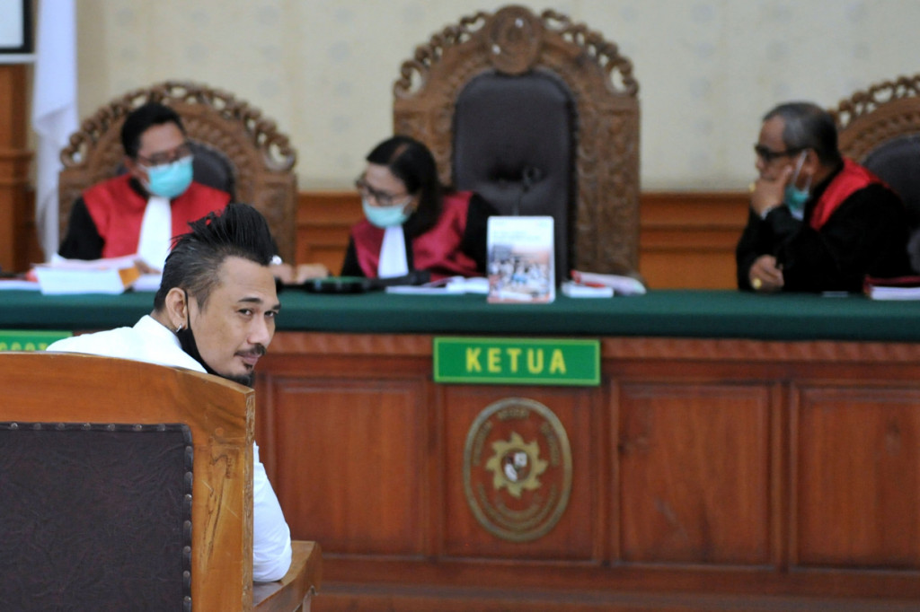 Jerinx dituntut hukuman pidana penjara selama tiga tahun dan denda Rp10 juta subsider tiga bulan kurungan dalam kasus dugaan ujaran kebencian dan pencemaran nama baik yang dilaporkan Ikatan Dokter Indonesia (IDI) Bali. 