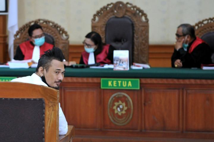 Jerinx dituntut hukuman pidana penjara selama tiga tahun dan denda Rp10 juta subsider tiga bulan kurungan dalam kasus dugaan ujaran kebencian dan pencemaran nama baik yang dilaporkan Ikatan Dokter Indonesia (IDI) Bali. 