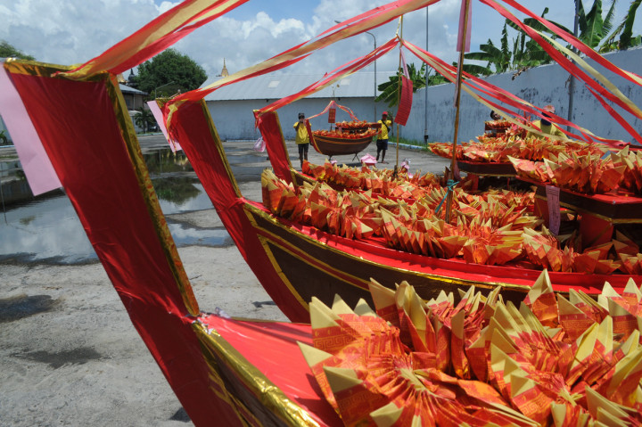 Pekerja menyiapkan replika kapal saat akan dibakar di Vihara Avalokitesvara, Pamekasan, Jawa Timur.