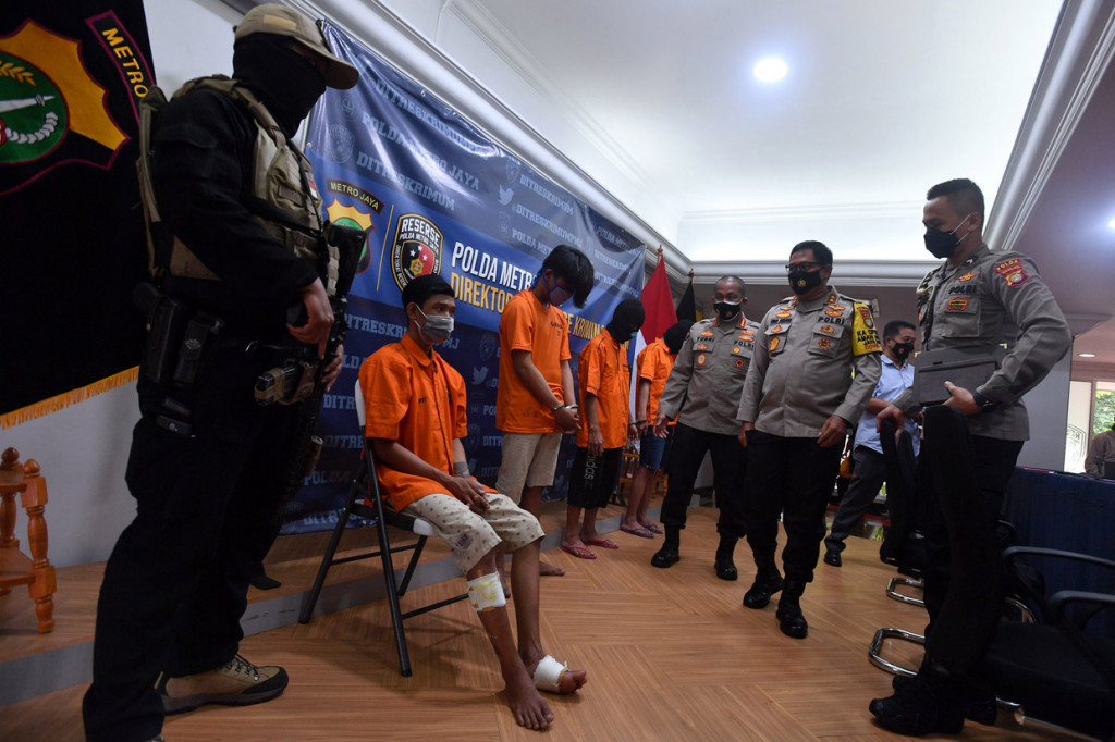 Polda Metro Jaya berhasil mengungkap 6 kasus begal pesepeda periode September hingga November 2020 dengan jumlah tersangka sebanyak 10 orang.