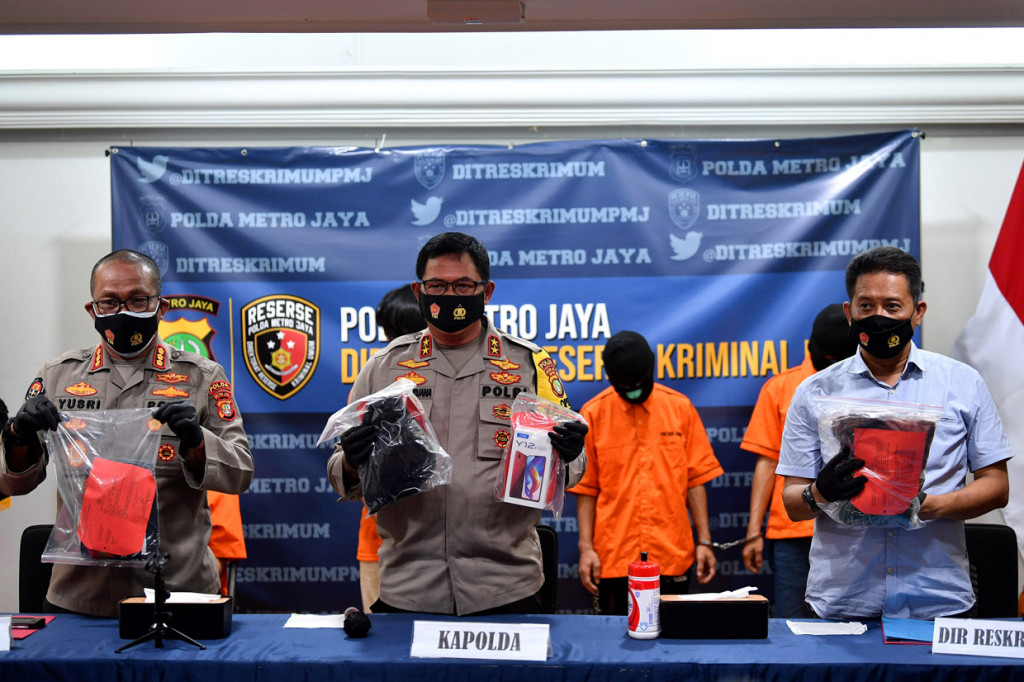 Kapolda Metro Jaya Irjen Pol Nana Sudjana (tengah) didampingi Kabid Humas Kombes Pol Yusri Yunus (kiri) dan Direskrimum Kombes Pol Tubagus Ade Hidayat menunjukkan barang bukti saat rilis kasus begal sepeda di Polda Metro Jaya, Jakarta.