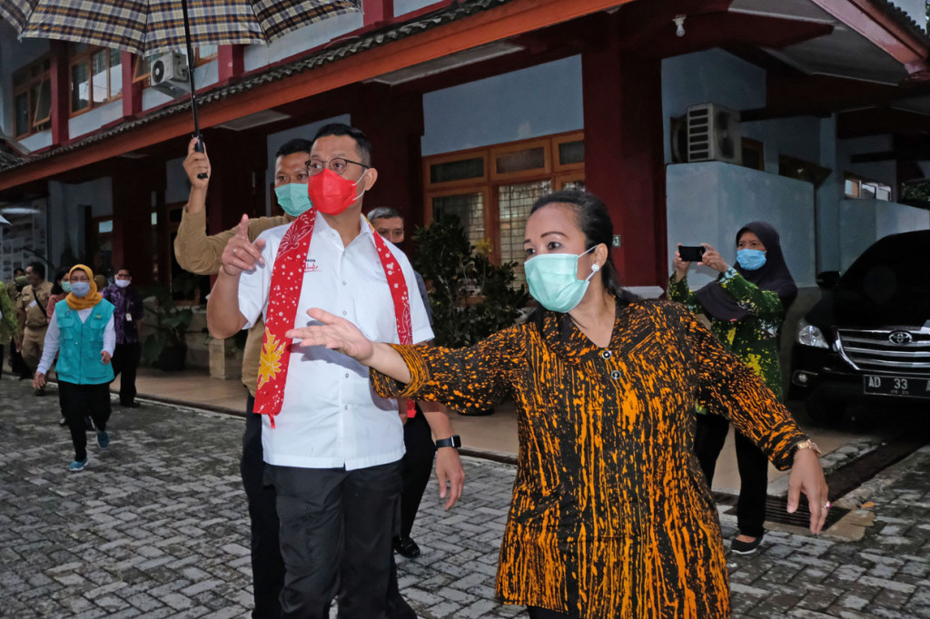 Dalam kunjungan kerjanya ke provinsi Jawa Tengah Mensos menyalurkan Bantuan Sosial Beras (BSB) di Kabupaten Kendal dan mengunjungi BBRSPDI Kartini Temanggung untuk meninjau sarana dan prasarana di tempat tersebut. 