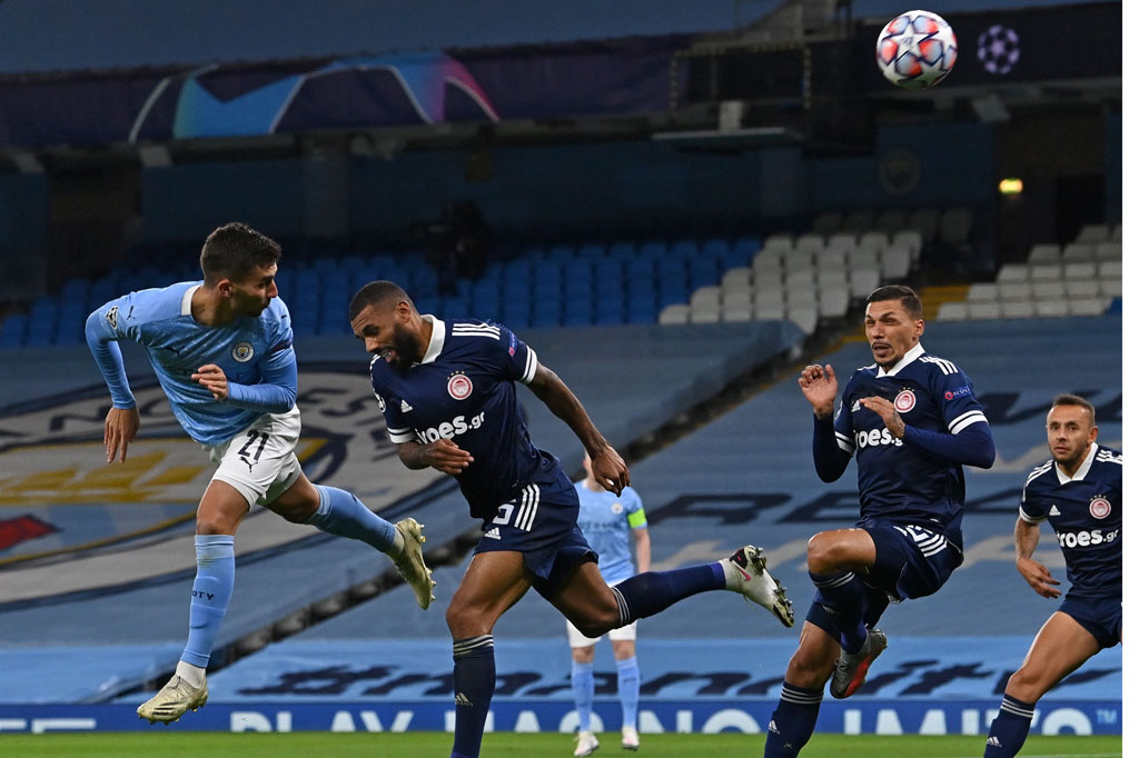 Manchester City yang masih mengawali laga tanpa penyerang murni mendapat peluang emas lewat Ferran Torres pada menit ketujuh. Sayang sundulannya menyambut sepak pojok masih melebar.