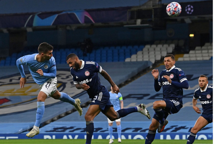 Manchester City yang masih mengawali laga tanpa penyerang murni mendapat peluang emas lewat Ferran Torres pada menit ketujuh. Sayang sundulannya menyambut sepak pojok masih melebar.