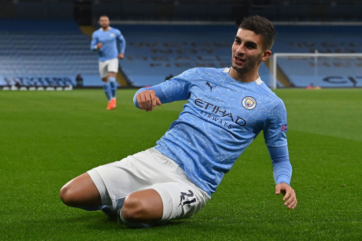 Torres akhirnya berhasil membuka keunggulan tuan rumah pada menit ke-12. Talenta muda Spanyol itu menerima umpan terobosan dari Kevin de Bruyne dengan sebuah sentuhan manis dan diselesaikan dengan tembakan mendatar yang melewati bawah kaki kiper Jose Sa.