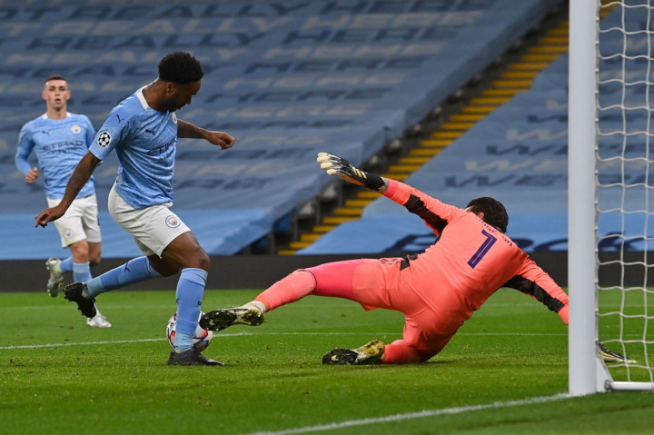 Pada menit ke-32 The Citizens berhasil membobol gawang tim tamu lewat Raheem Sterling. Namun gol tersebut dianulir wasit karena Sterling dalam posisi offside saat menerima umpan dari Riyad Mahrez. Tak ada gol tambahan hingga babak pertama usai.