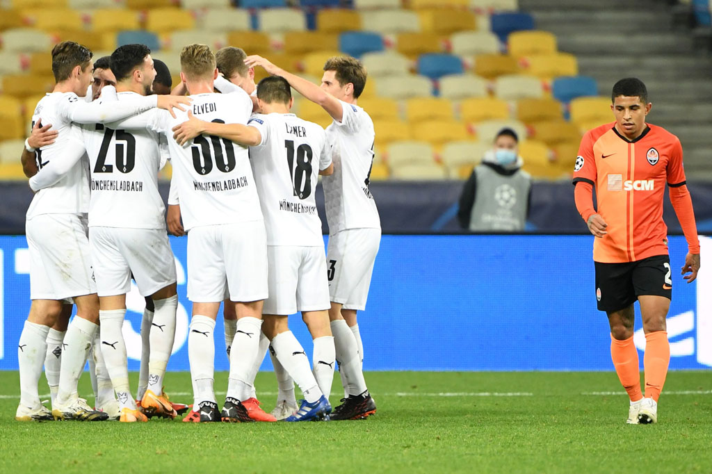 Gawang Shakhtar kembali kemasukan pada pertengahan babak pertama akibat gol bunuh diri yang berawal ketika Christoph Kramer melepaskan tembakan mendatar yang terdefleksi Valeriy Bondar untuk memperdaya kiper Anatoli Rubin.