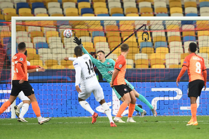 Unggul dua gol tidak membuat tim Jerman mengendurkan serangan. Mereka mendapatkan gol ketiganya pada menit ke-26. Plea memulai pergerakan dengan menekan pemain lawan dan menyelesaikannya dengan memanfaatkan umpan Lars Stindl untuk mengarahkan bola ke sudut atas gawang tuan rumah.