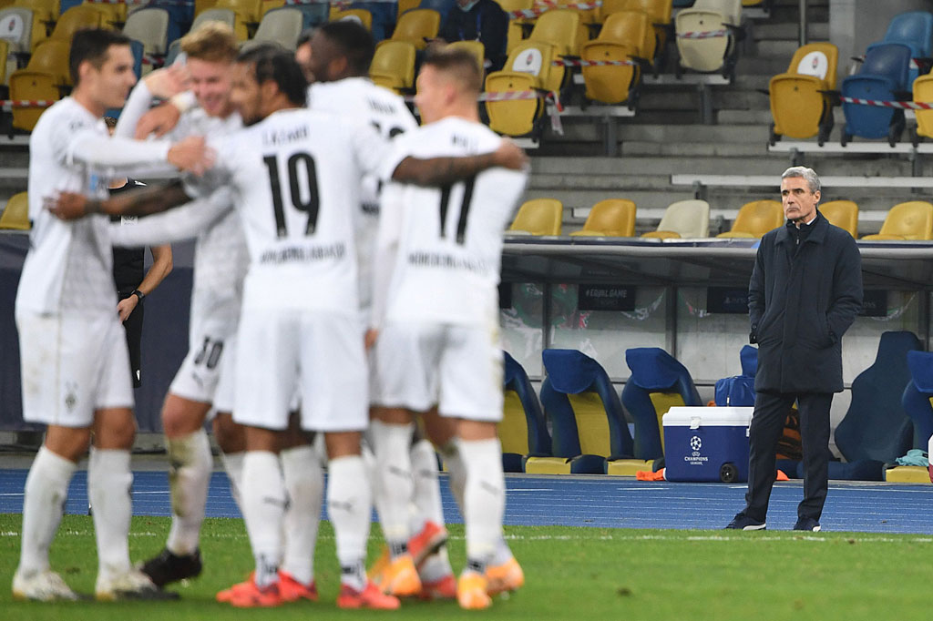 Menjelang turun minum, Gladbach unggul 4-0 atas Shakhtar. Ramy Bensebaini berduel di udara untuk mengejar bola tendangan sudut. Dan ketika Bondar berusaha menyapu bola, Bensebaini bereaksi lebih cepat untuk menceploskan bola ke gawang Trubin.