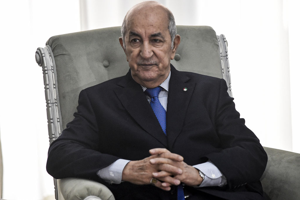 Tebboune, yang berusia 74 tahun dan perokok berat, dipindahkan dari rumah sakit di Algiers ke Jerman minggu lalu, beberapa hari setelah menjalani isolasi sendiri menyusul laporan kasus virus korona baru di antara para pembantunya.